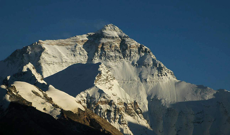 Връх Еверест е най голямото предизвикателство за алпинисти и пътешественици Това