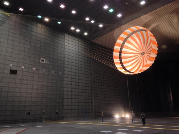 Снимка: Епичен провал на НАСА събира 60 обсебени маниаци за нов парашут