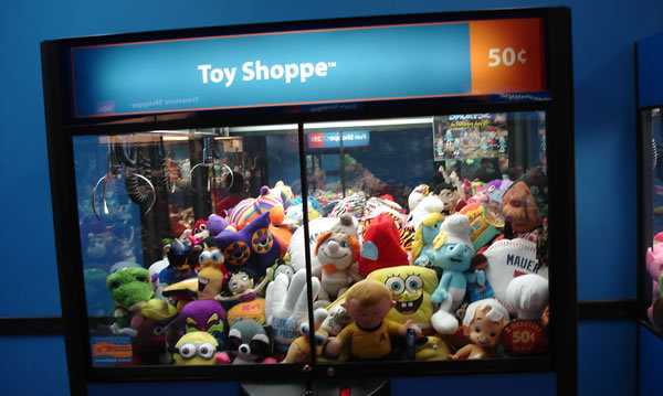 Машините за играчки изглеждат толкова обещаващи Слагате 50 стотинки и