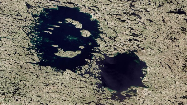 На Земята са открити общо 128 кратера от удари на