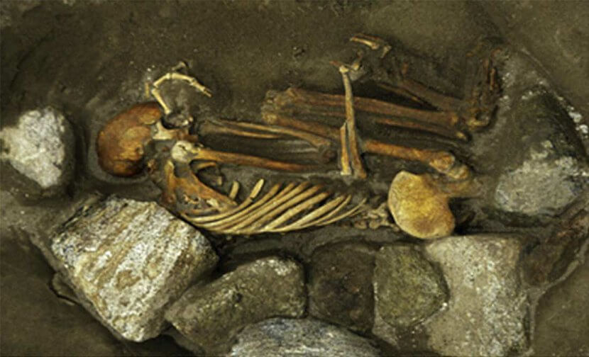 През 2001 година екип археолози открили скелети на остров Южен
