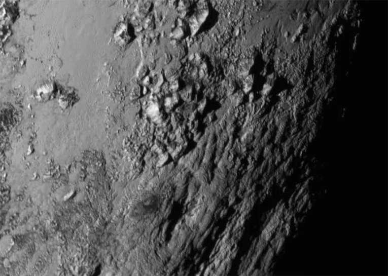 Снимка: Ледени планини на Плутон, Мордор на Харон и Хидра като воден свят