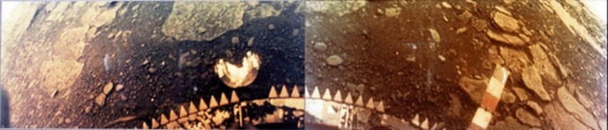 Тази панорамна снимка е направена от съветската сонда „Венера 13“ на 1 март 1982 година.