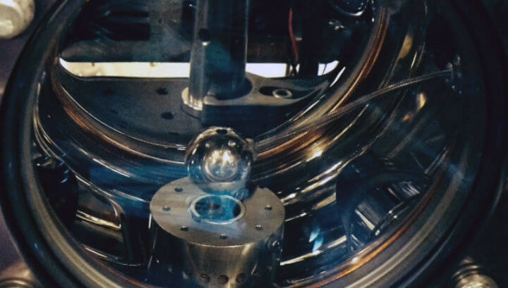 В хода на експеримента физиците хвърляли цезиеви атоми върху алуминиева сфера и използвали високочувствителни лазери за измерване на силите, действащи на атомите при тяхното падане. © Holger Muller