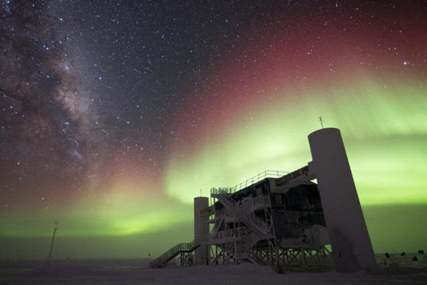 Неутринната обсерватория IceCube регистрирала около десет неутрино с високи енергии