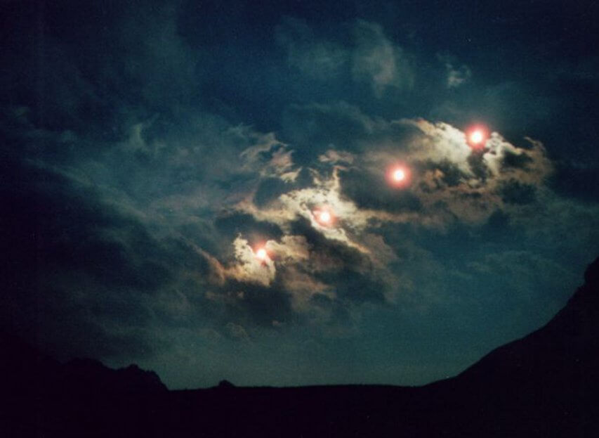 Снимка: Астроном обеща да открие много луни около Земята