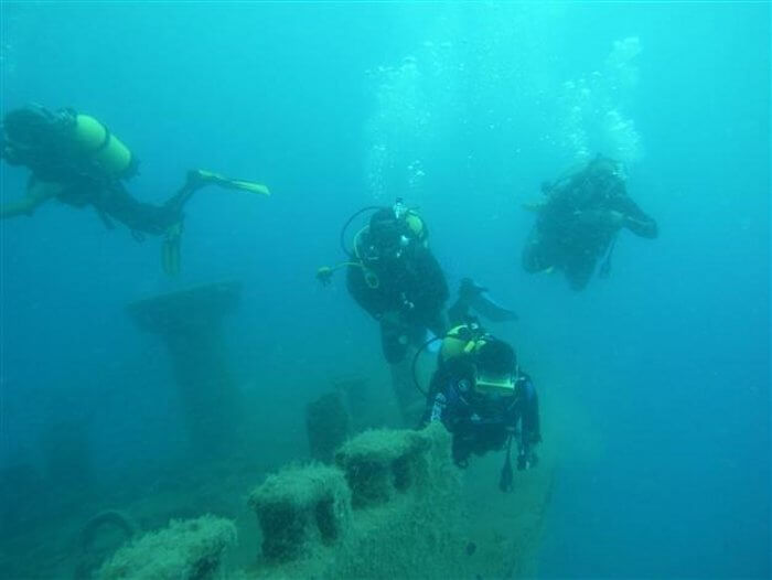 Специалисти в областта на подводната археология от университета на Селчук