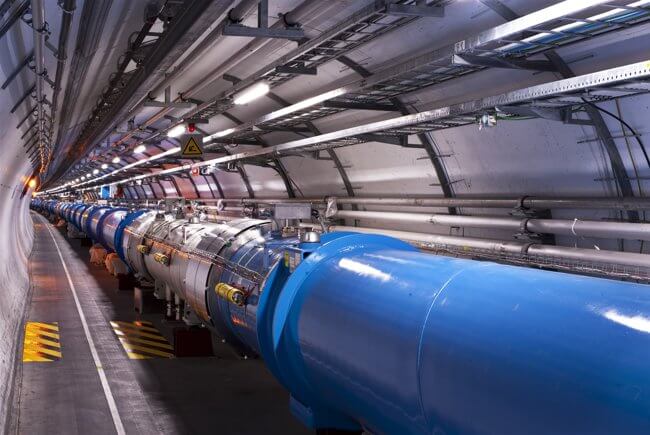 Известният Голям адронен ускорител Large Hadron Collider гигантският ускорител на