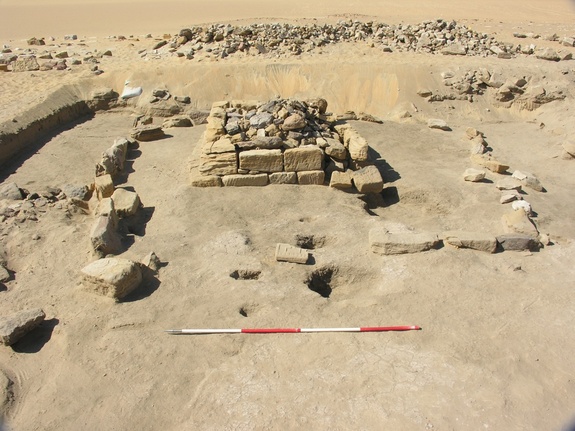 Това е пирамидата, под която са били погребани трите деца. © SARS NDRS Archive