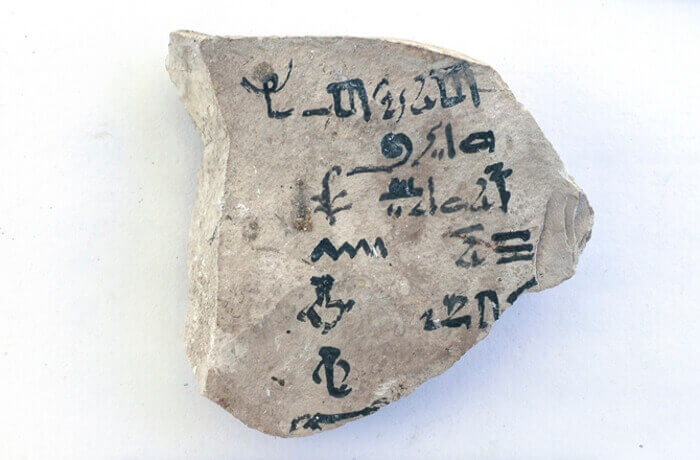 Глинена табличка – остракон – от XV в пр н е със