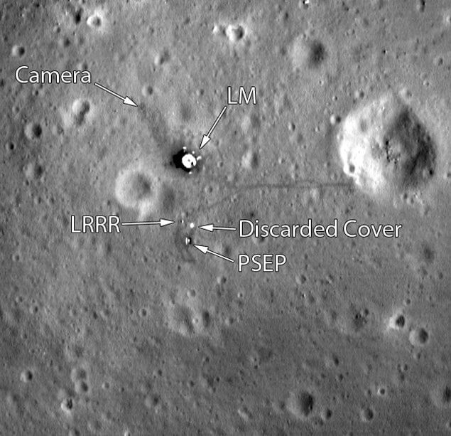 Мястото на кацане на „Аполо 11“. Снимката е направена от сондата Lunar Reconnaissance Orbiter (LRO) от височина 25 километра. 