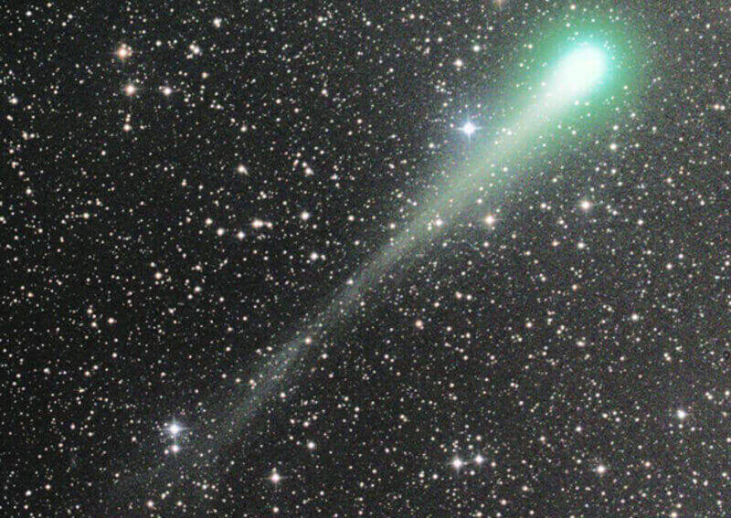 Снимка: Яркозелена комета лети над Северното кълбо
