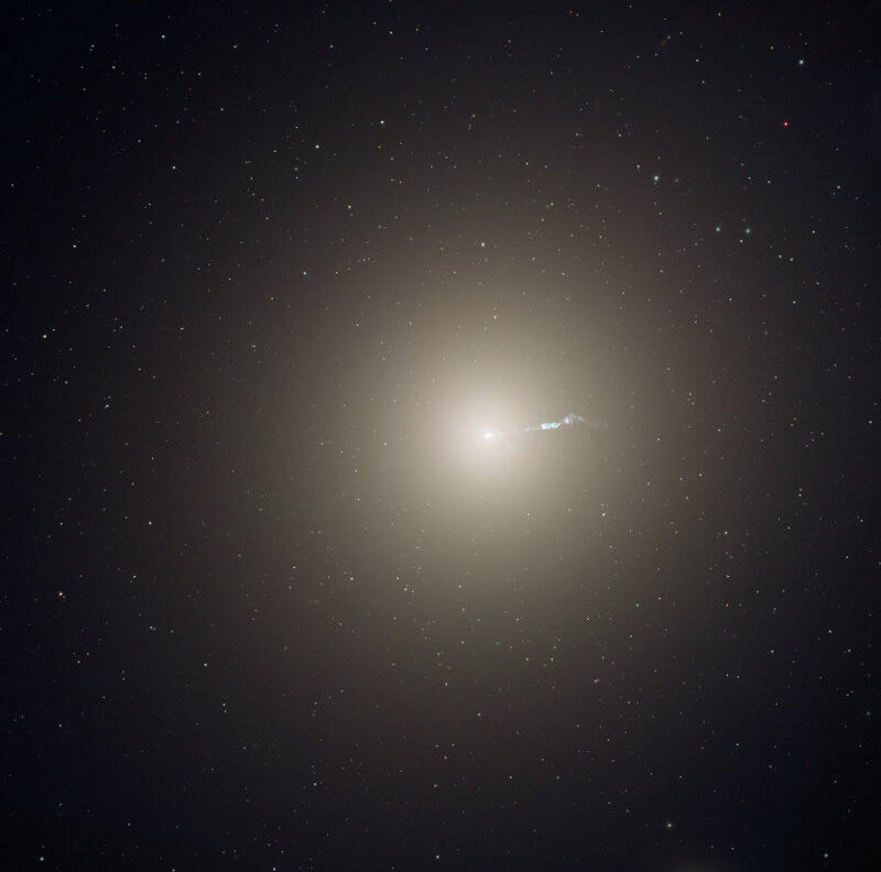 Астрофизици откриха пулс на хиляди звезди в галактиката Месие 87