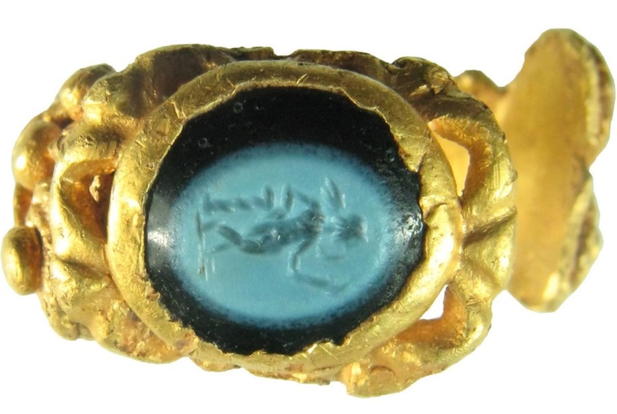 Сложно гравиран златен пръстен съдържащ образа на бога на еротичната