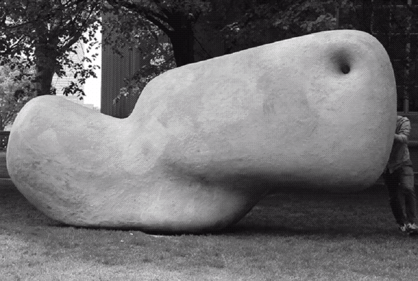 Снимка: Как се мести 900-килограмова скулптура само с пръст (ВИДЕО)