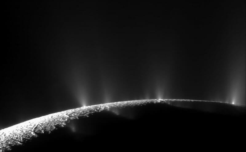 Енцелад, една от луните на Сатурн, е водещ кандидат в