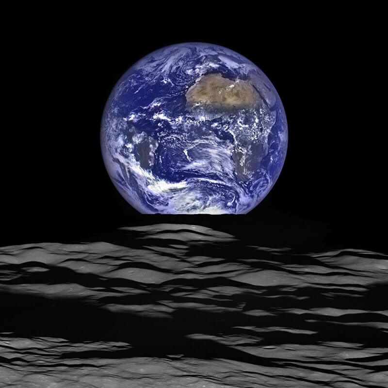 Уникална снимка на Земята на фона на лунния хоризонт е