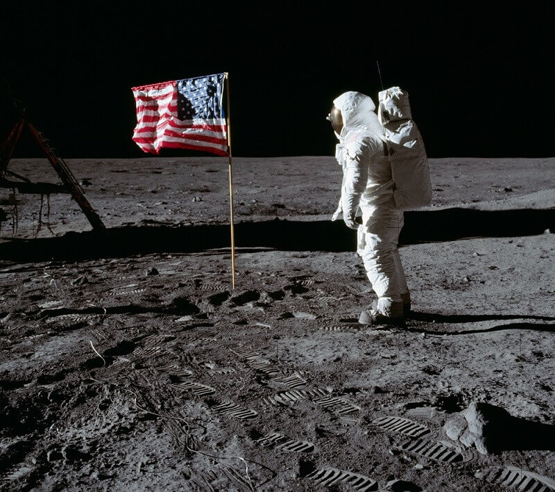 На 20 юли 1969 г астронавтите Нийл Армстронг и Бъз