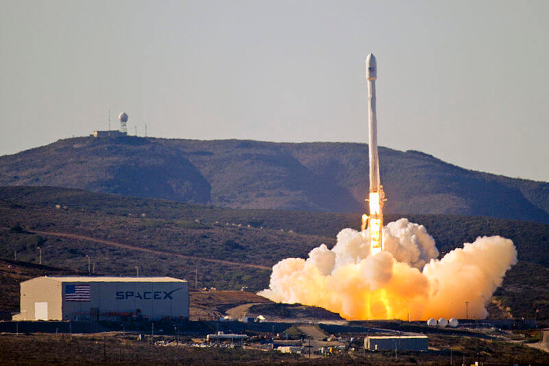 Снимка: SpaceX ще спусне ракета Falcon 9 на баржа в Тихия океан