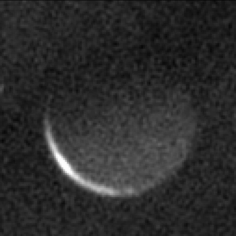 НАСА е публикувала снимка на нощната страна на Харон, направена