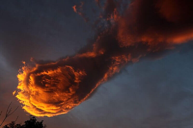 Жителите на португалския остров Мадейра са забелязали облак, който им