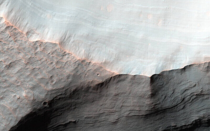 Автоматичната станция MRO (Mars Reconnaissance Orbiter) е направила снимка на