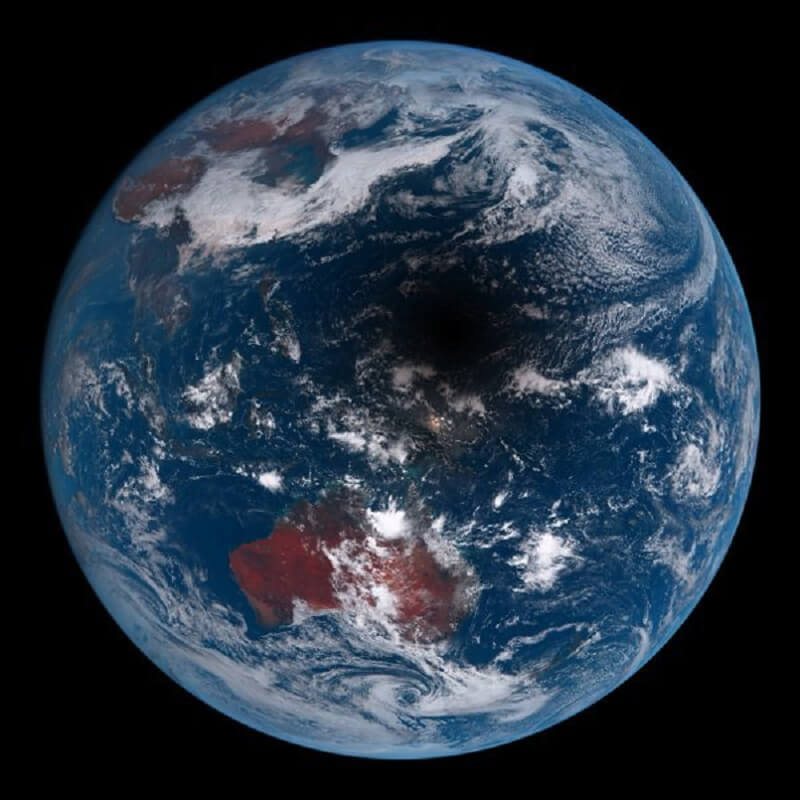Метеорологичната сонда Himiwari-8 е предала на Земята необичайни снимки на