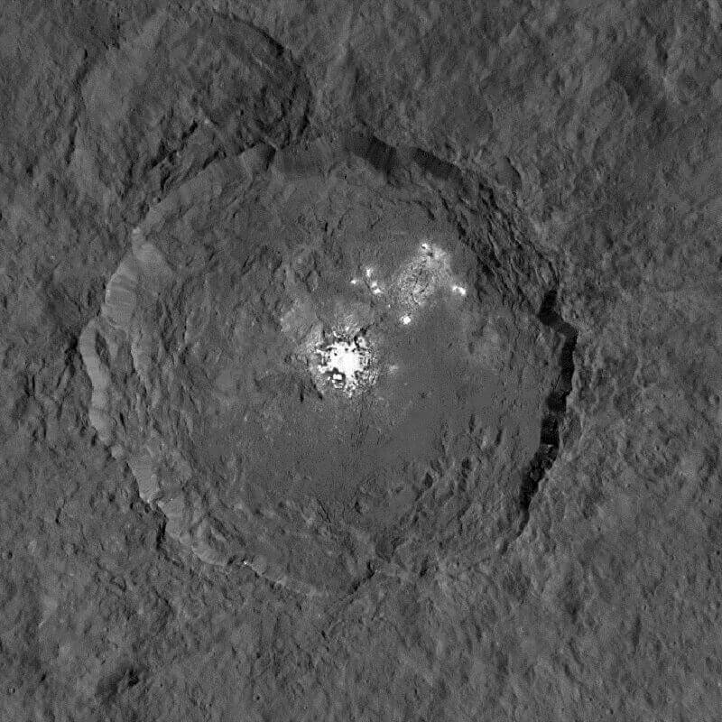 Наземни наблюдения на тайнствените бели петна в кратера Окатор на