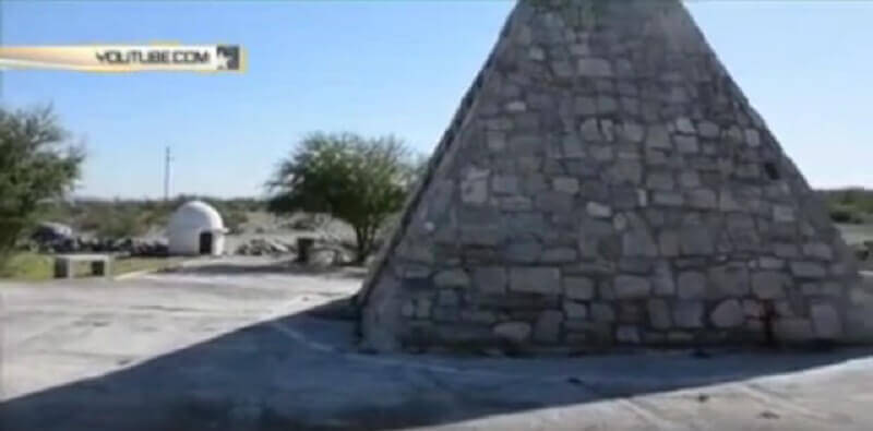 Мексиканският фермер Раймундо Корона е изградил 7 метрова ацтекска пирамида