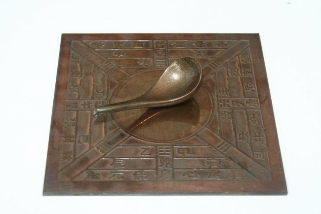 Китайски компас. Typo | Creative Commons
