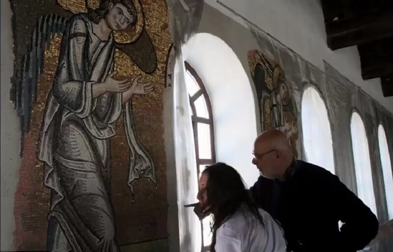 Реставратори са открили мозайка скрита под слой мазилка в храм
