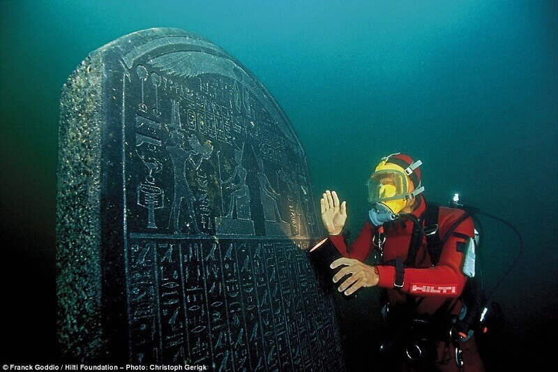 Водолази са извадили от дъното на Нил 5,4-метрова статуя на