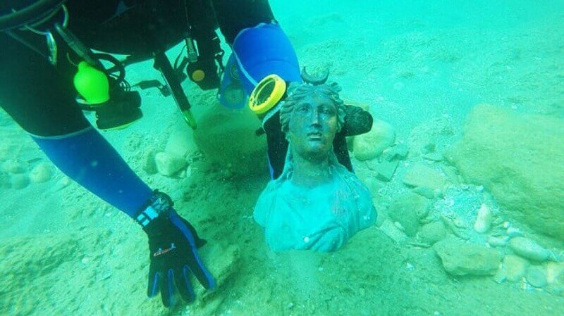 Израелски водолази любители са открили разбит в скалите древен кораб