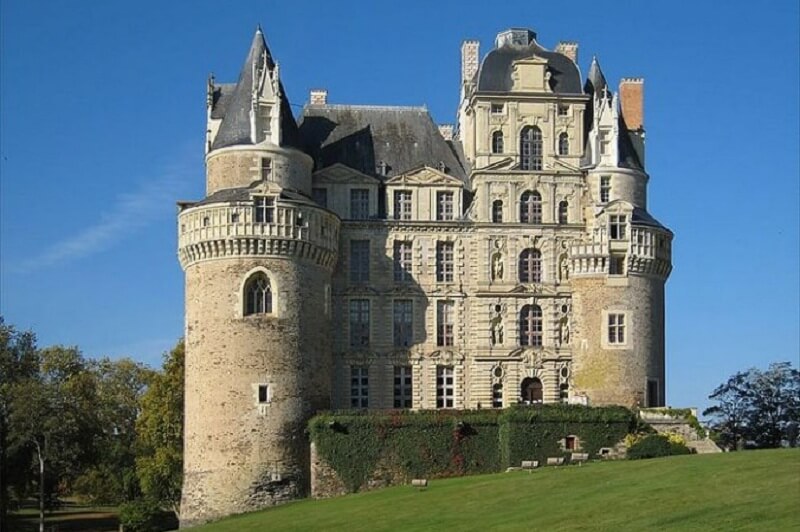 Замъкът Брисак се намира във френския департамент Мен е Лоар