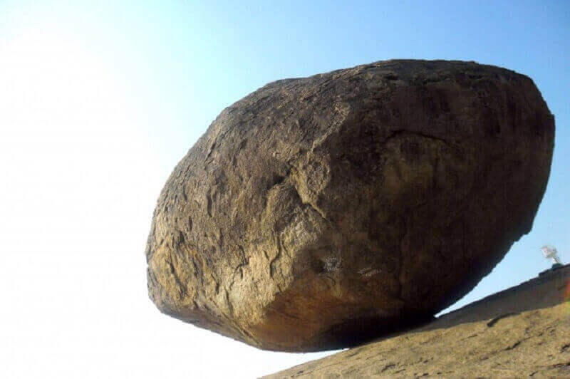 Огромен загадъчен камък се намира в град Махабалипурам в южния