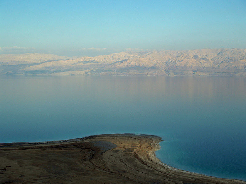 Мъртво море – солено езеро, разположено в най-ниската точка от