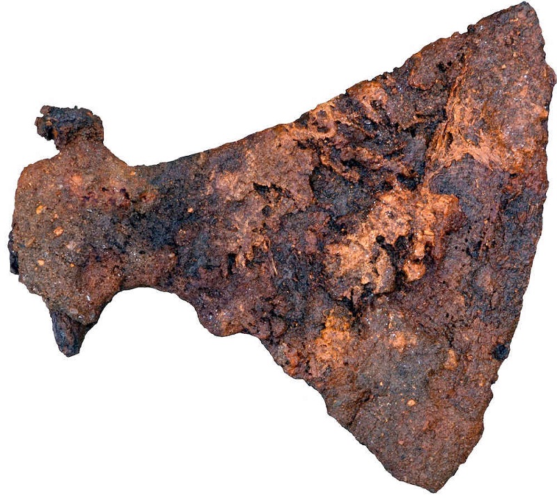 Археолози изровиха най голямата викингска брадва откривана някога Находката е направена