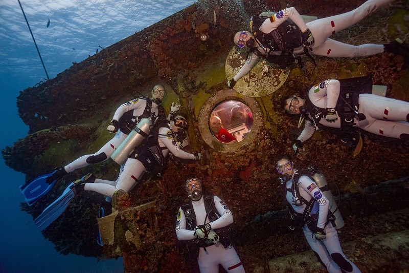 На 21 юли шестима астронавти се спуснаха с водолазна екипировка