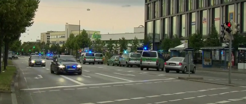 Часове наред след стрелбата в мол Олимпия в Мюнхен разследващите