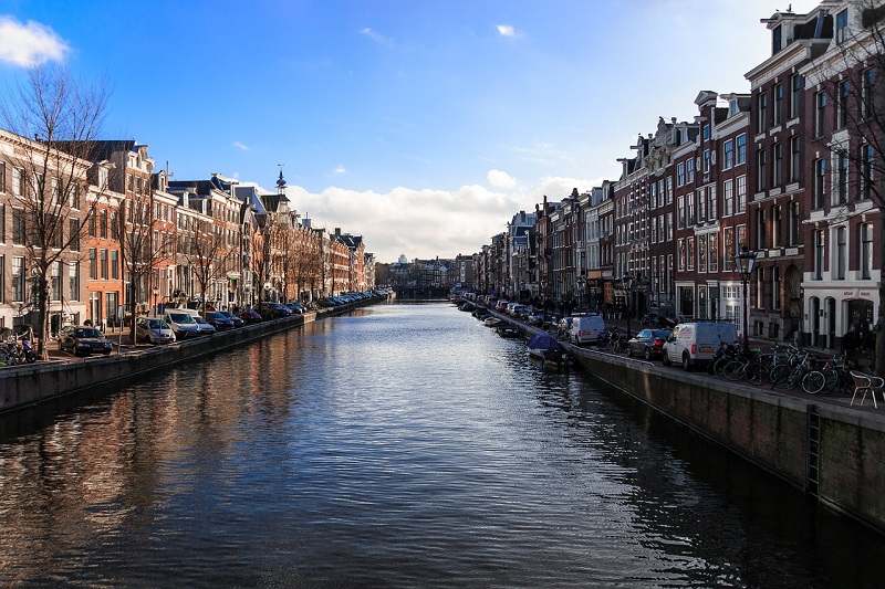По емблематичните канали на Амстердам в скоро време ще плават