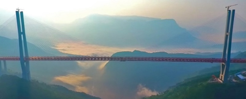 Мостът Бейпанджанг се намира в югозападен Китай и със своите