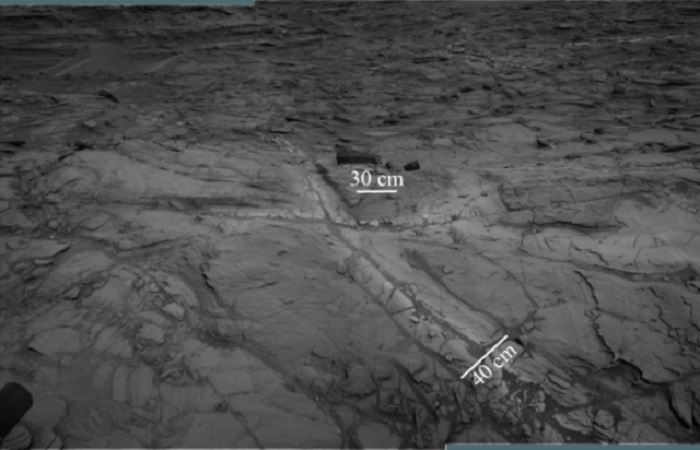 Роботизираният роувър Curiosity изпратен от НАСА на Марс изследва кратера