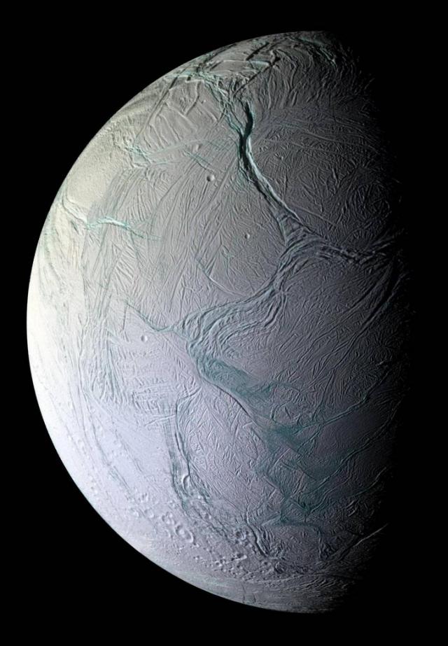 Известно е, че под ледената повърхност на Енцелад, естественият спътник
