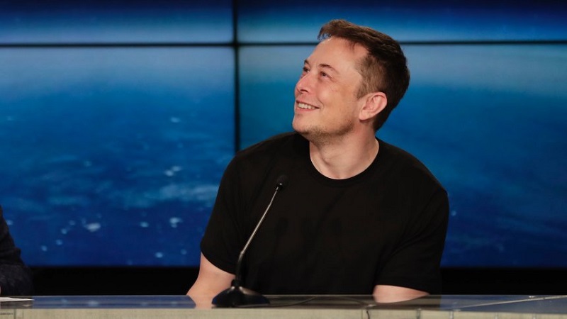 Основателят на SpaceX и Tesla Илън Мъск говори пред аудиторията