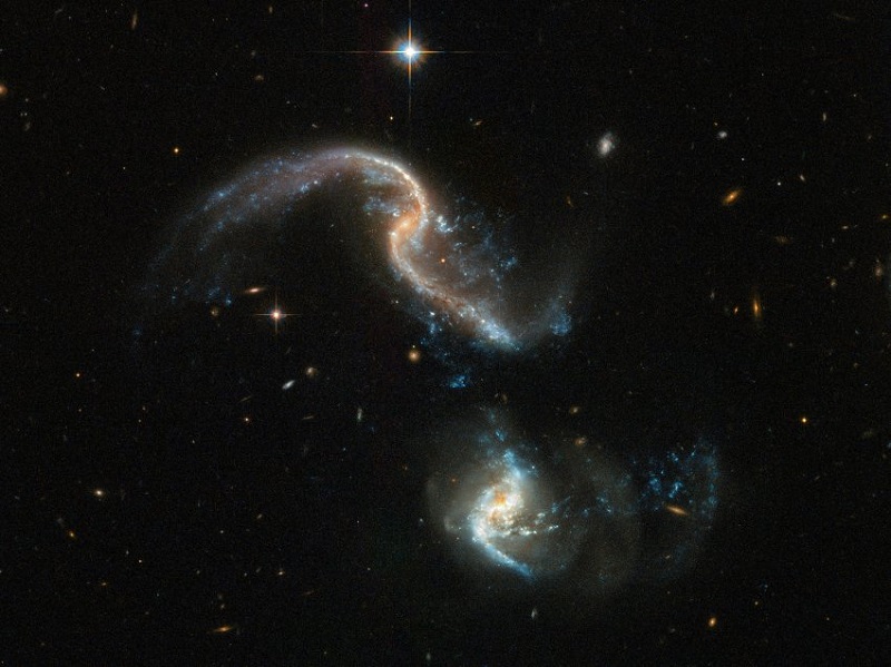 На разстояние от 350 милиона светлинни години две галактики се