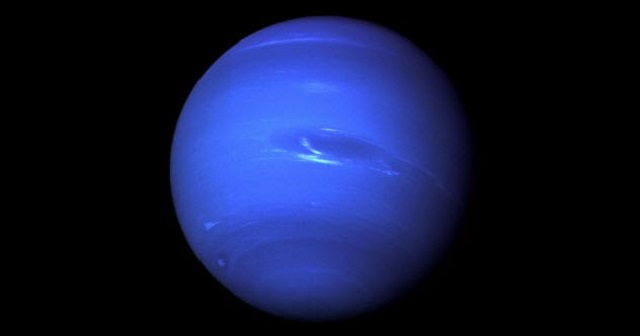 Нептун се намира на повече от 5 милиарда километра от