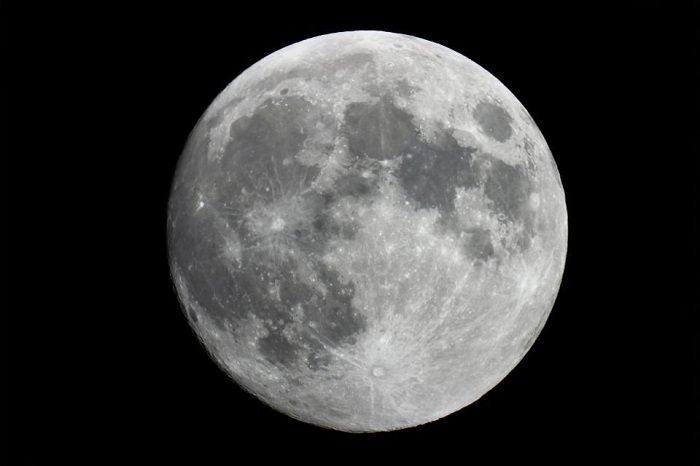 Луната е толкова близо до нас в космически измерения че