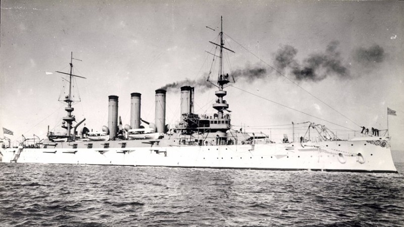 През лятото на 1918 след експлозия на борда край бреговете