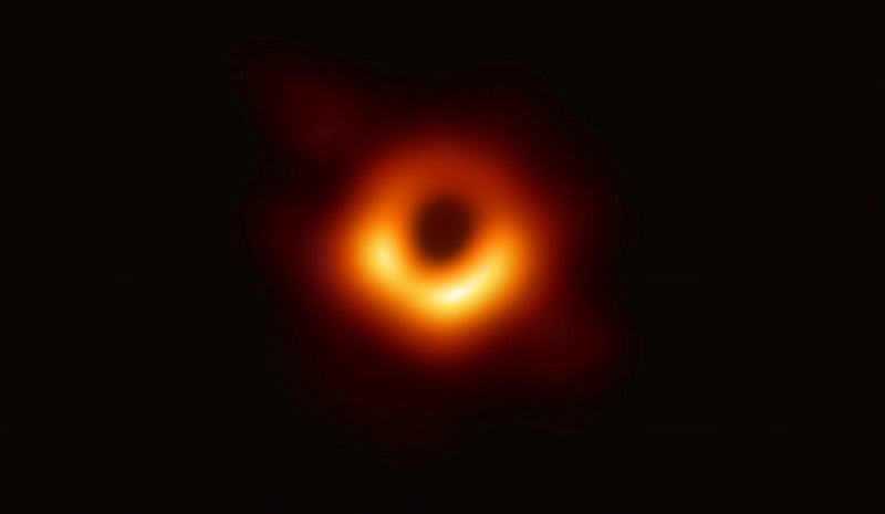Черните дупки се образуват когато масивните звезди свършат горивото и