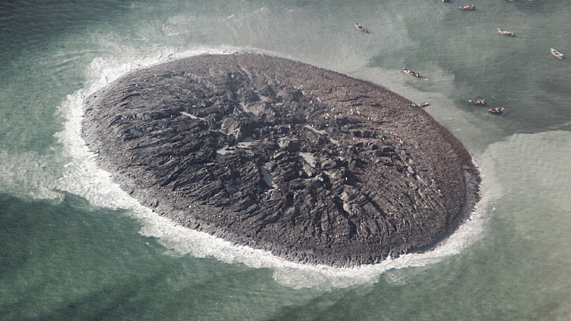Калният остров, който се появи от водите на океана край